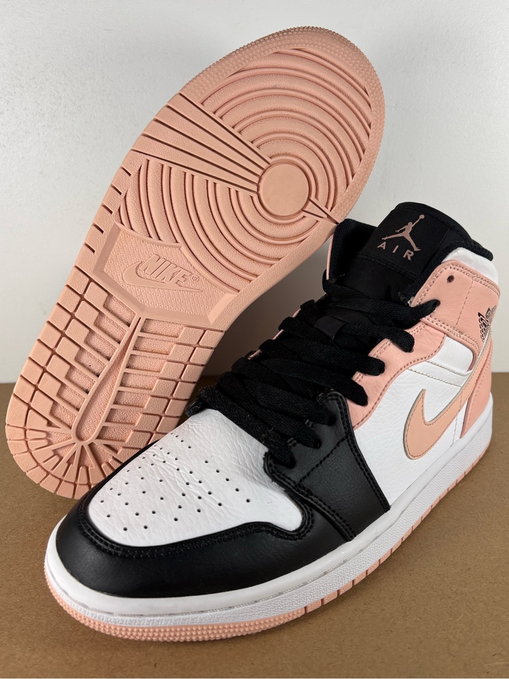 Nike Air Jordan 1 Mid Crimson Tint 554724 133 Size 8 (A3)